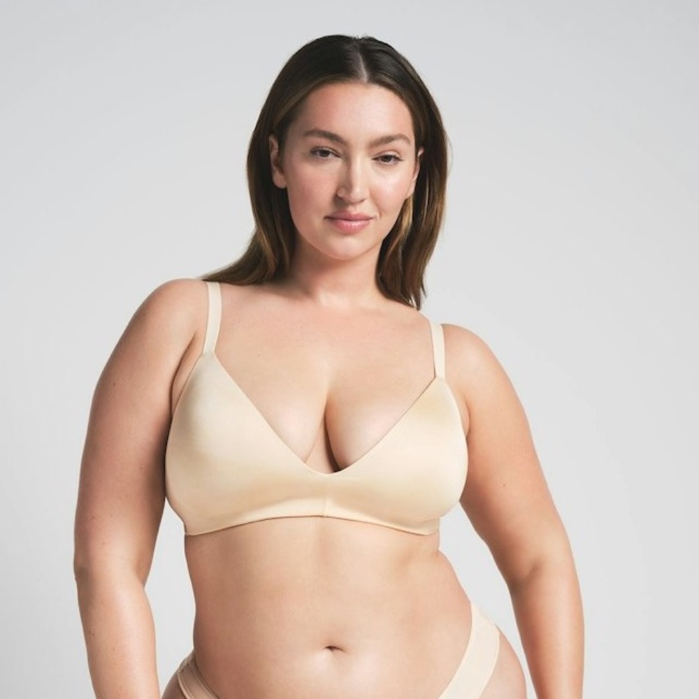 Skims Wireless Form T-Shirt Bra in the color Sand and size 34C NWT